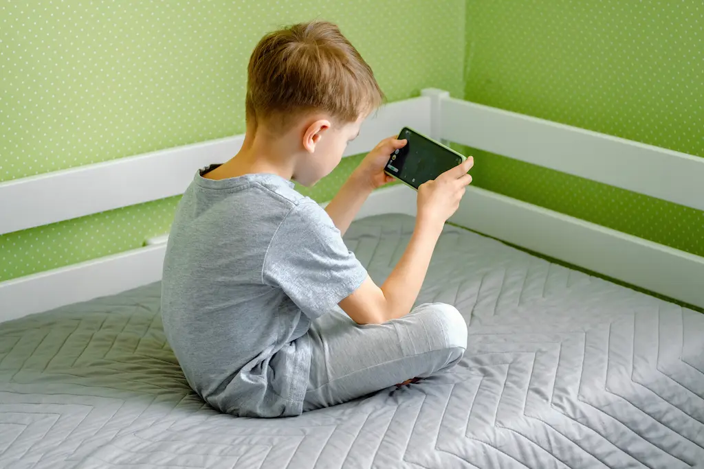 Niños y teléfonos inteligentes: una tendencia que preocupa a los padres –  RCI