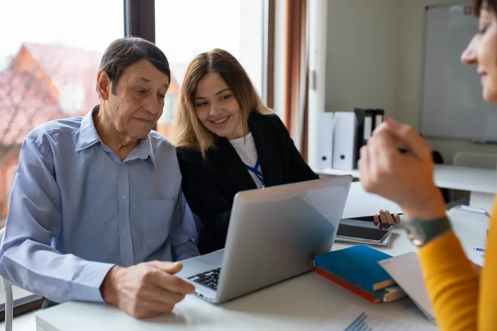 Diversidad generacional trabajo empresas jóvenes mayores