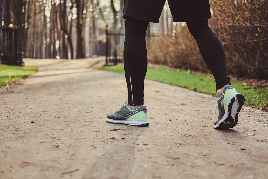 Caminar hacia atrás beneficios